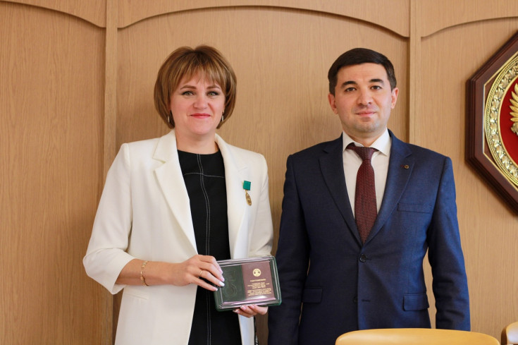 Замдиректора Майкопского государственного гуманитарно-технического колледжа АГУ награждена Почетным знаком Государственного Совета-Хасэ Республики Адыгея «Закон. Долг. Честь»