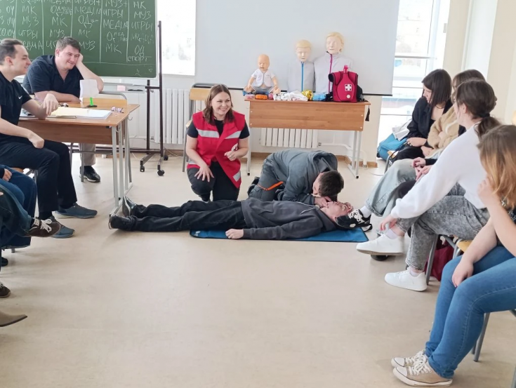 На занятиях Школы современного вожатого в АГУ прошли мастер-классы по оказанию первой помощи от сертифицированного инструктора Российского Красного Креста Ирины Шишковой