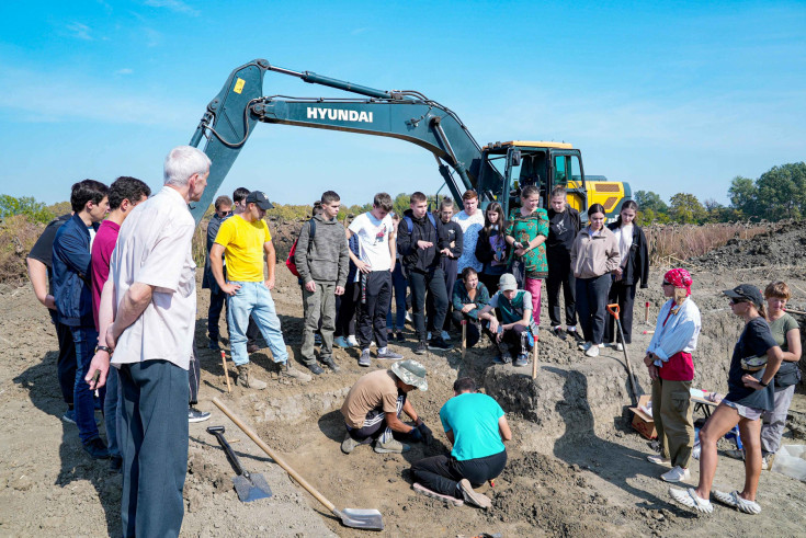 Студенты исторического факультета АГУ посетили место раскопок могильника 